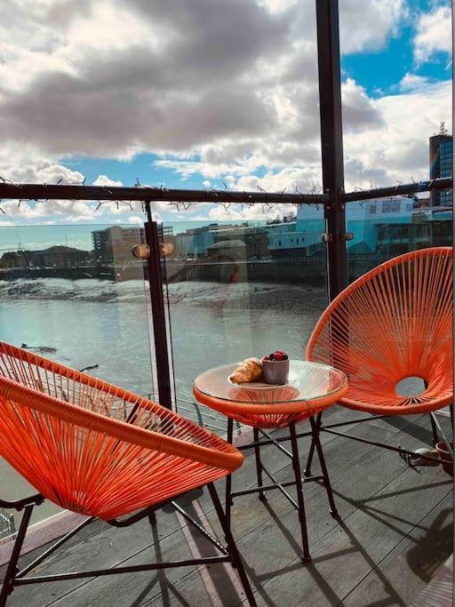 Luxury 2 Bedroom Waterfront Apartment With Balcony Newport  Exterior photo