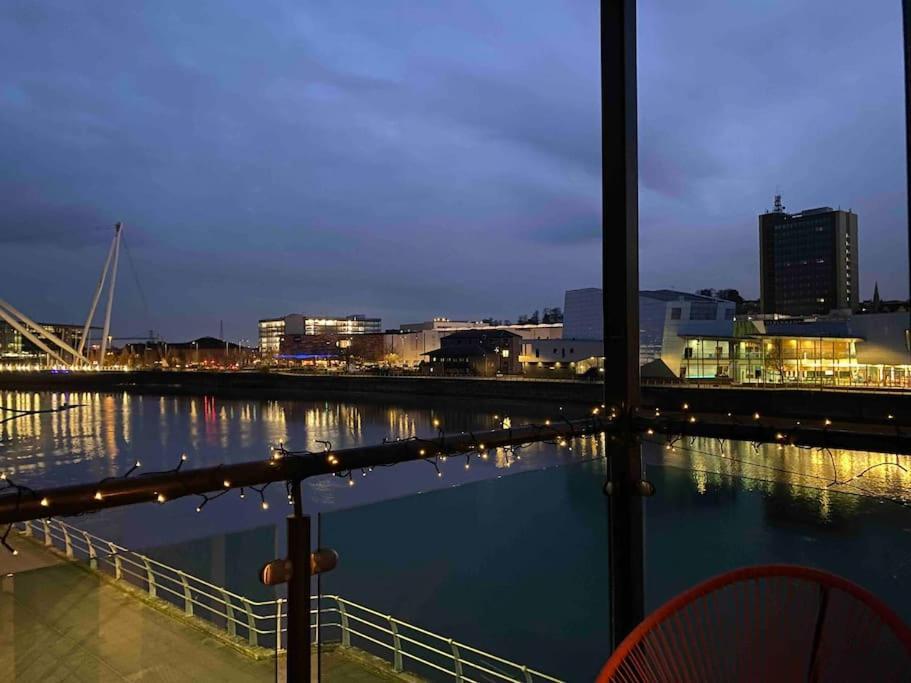 Luxury 2 Bedroom Waterfront Apartment With Balcony Newport  Exterior photo